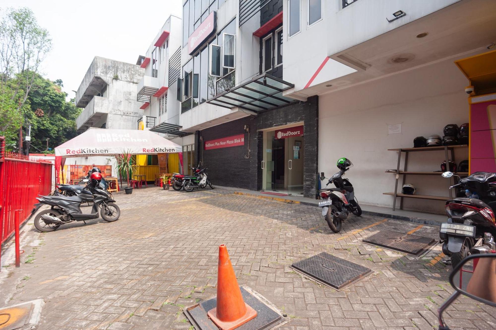 Reddoorz Plus Near Plaza Blok M Jacarta Exterior foto